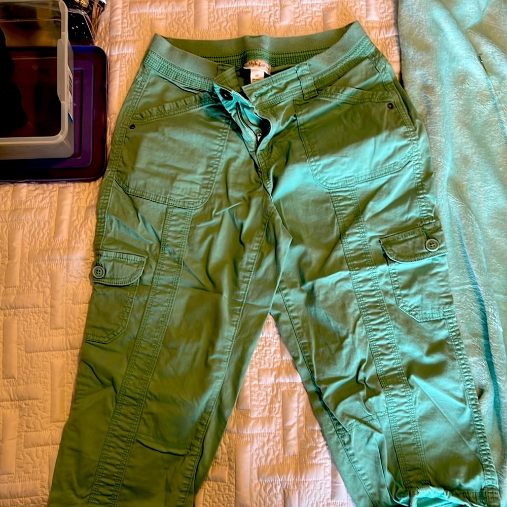 Green cropped cargos